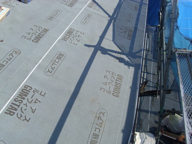 瑞穂区で防水シート施工後にご希望のカラーベストを設置し葺き替え工事を完了していく様子を紹介